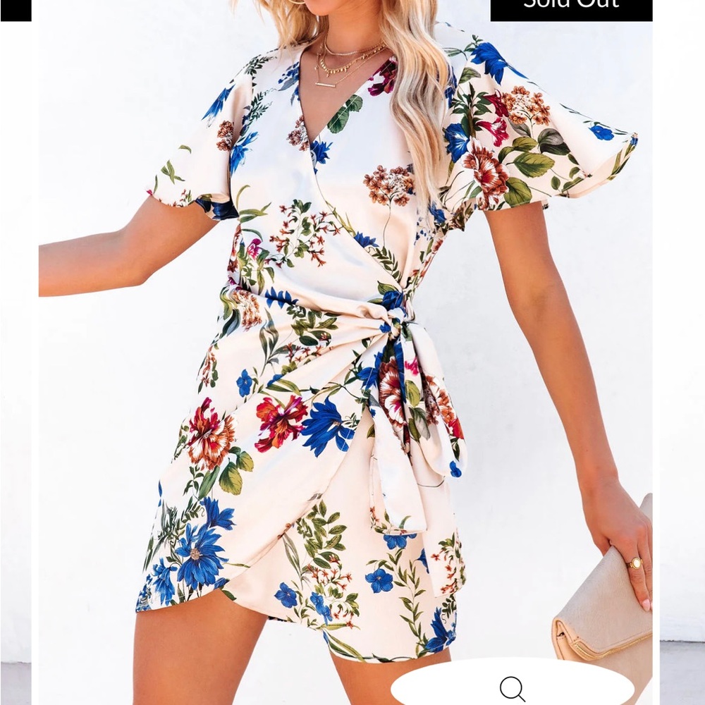 Vici SWEETEST SUMMER FLORAL WRAP MINI DRESS Size M - Never worn but tags removed